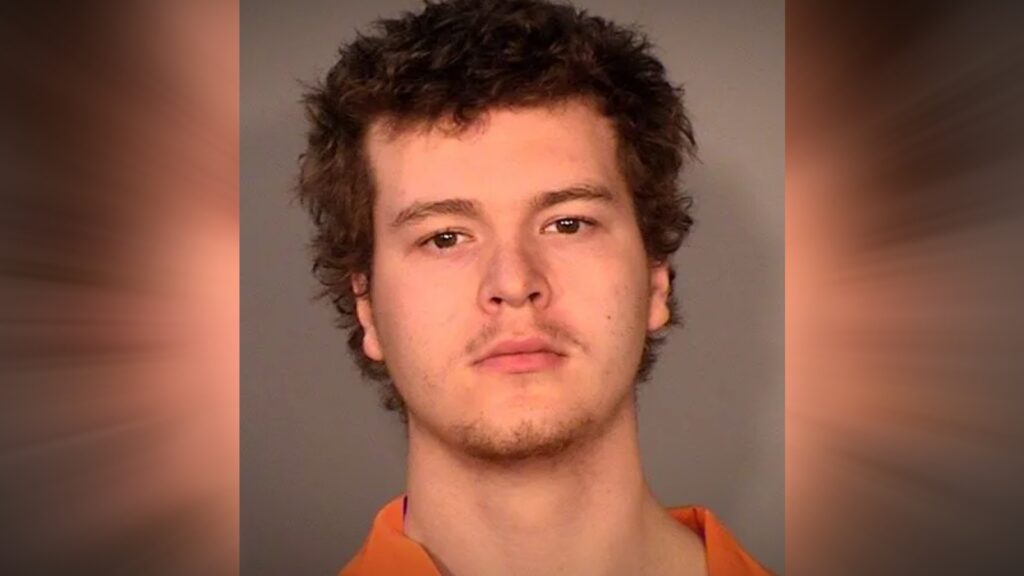 Ungur maður nauðgaði ókunnugri konu á sextugsaldri á almannafæri því hann var hreinn sveinn