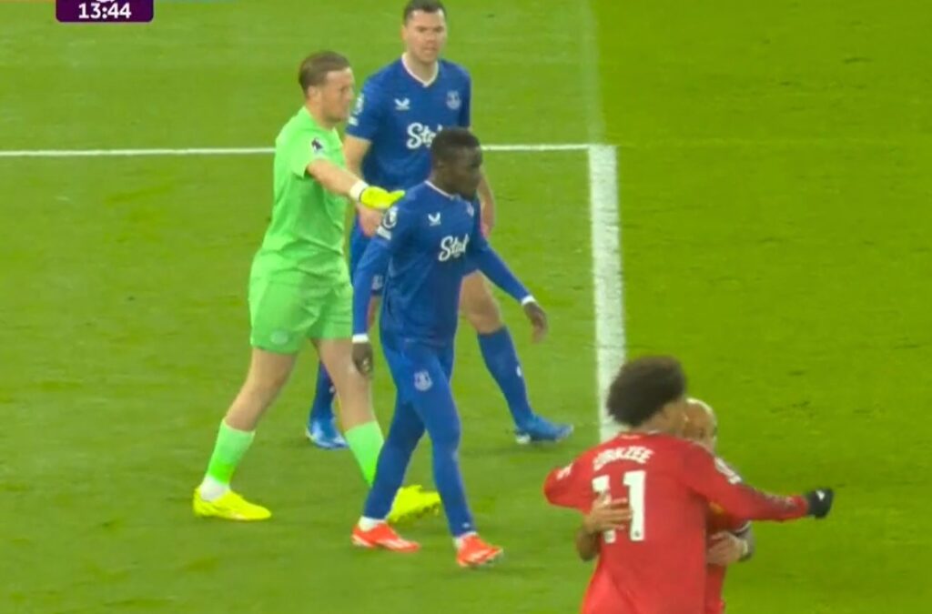 Sjáðu ótrúlegt atvik á Old Trafford í kvöld – Fékk rautt spjald fyrir að slá liðsfélaga