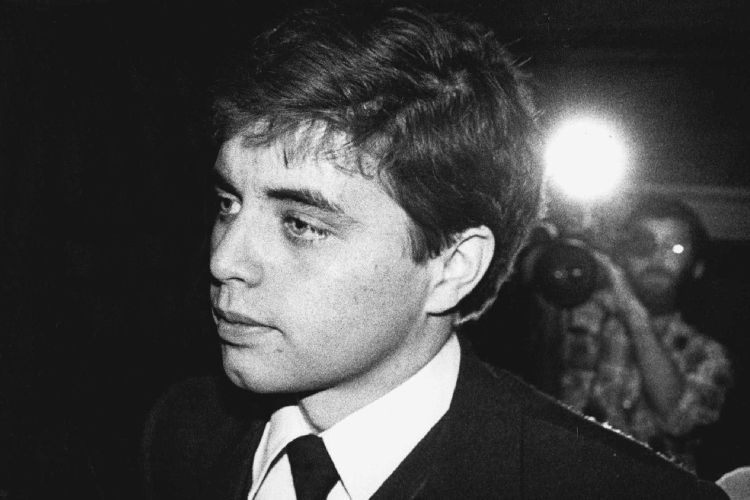 16 ára drengur myrti föður sinn eftir áralanga misnotkun – Móðirin sagði fjölskylduna í „hreinu helvíti“