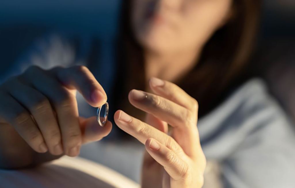 Krefst skilnaðar frá manni sem hún telur hafa gifst sér af hagkvæmnisástæðum