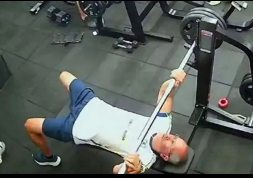 Skellti sér einn í bekkpressu og lét lífið í skelfilegu slysi