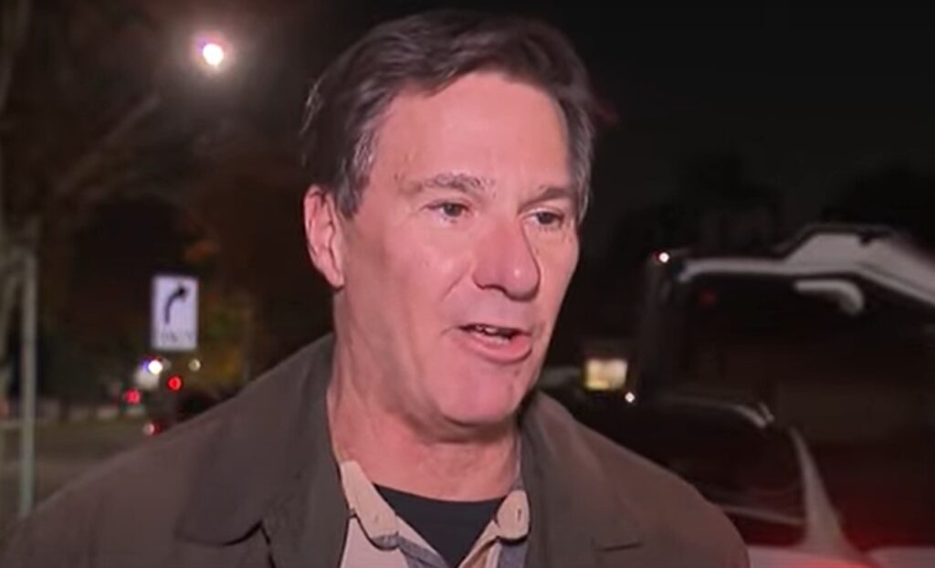 Trúði ekki eigin augum þegar hann sá hver bjó undir húsinu hans