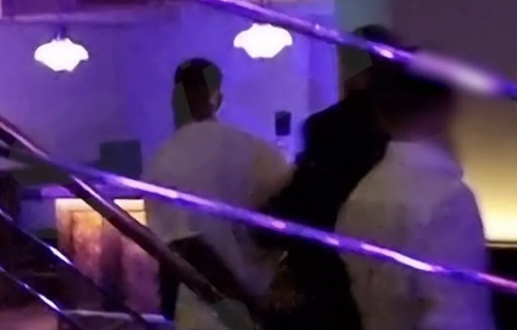 Sjáðu myndbandið: Með 85 milljónir í vikulaun en skallaði einstakling sem vildi taka sjálfu á knæpu