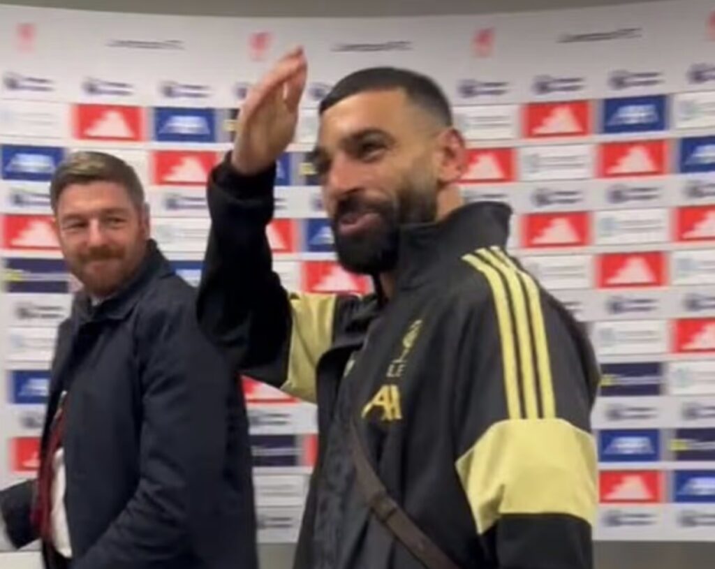 Salah léttur og grínaðist í blaðamönnum þegar hann gekk framhjá þeim í gær