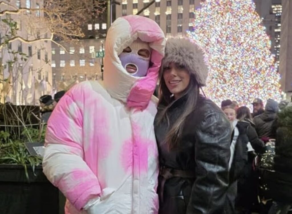 Vakti mikla athygli á Times Square um helgina – Úlpan kostar meira en 700 þúsund krónur