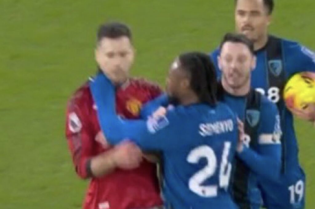 Stuðningsmenn United brjálaðir út í dómgsæluna – Hálstak og hendur