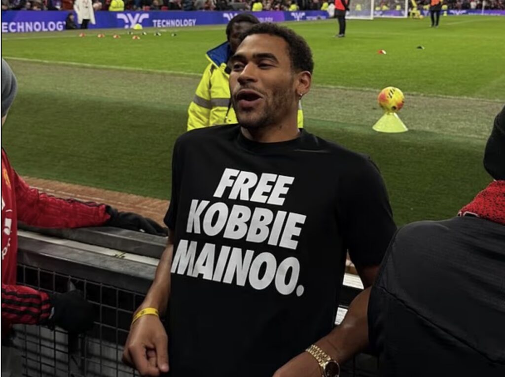 Bróðir Kobbie Mainoo vakti athygli á Old Trafford í gær – Klæðnaður hans var fast skot á Amorim