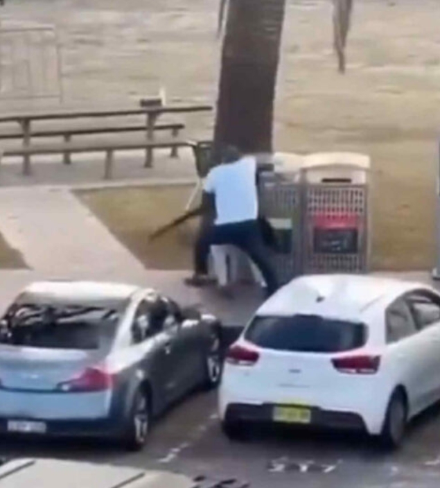 Tólf látnir eftir skotárás – Ótrúlegt myndband sýnir vegfaranda afvopna einn árásarmanninn