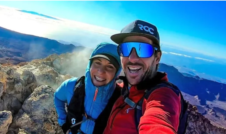 Skyldi vanbúna og óreynda kærustuna eftir á fjallstindi til að ná í hjálp – Ákærður fyrir manndráp