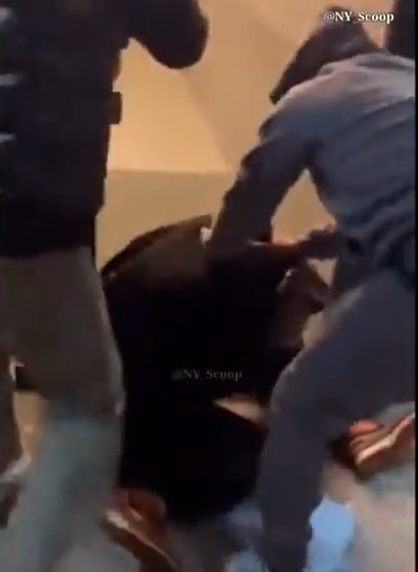 Raðspýtarinn í New York var barinn til óbóta eftir yfirheyrslu hjá lögreglu