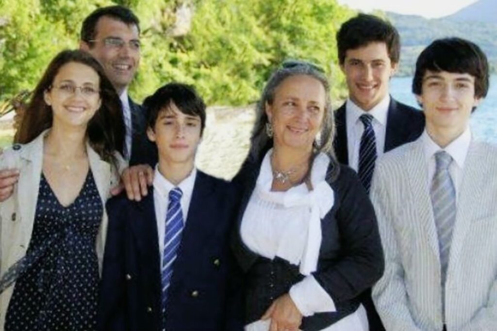 Fjölskylda aðalmanns og hundar fundust grafin undir húsinu — Svo hvarf hann sporlaust