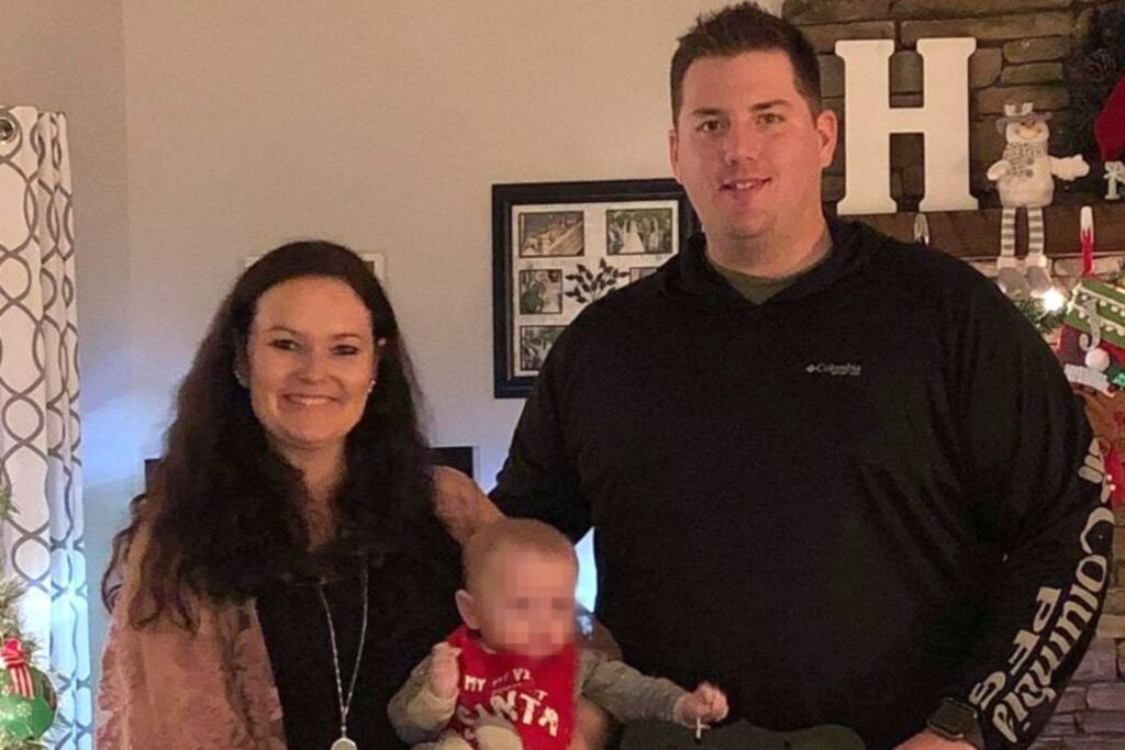 Par fannst myrt – Við hlið þeirra var ungbarnið að knúsa foreldrana og fá þau til að leika