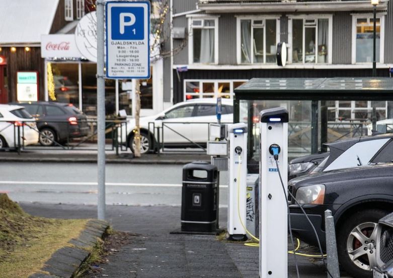 Helga ósátt við Bílastæðasjóð – Fær bílastæðasektir þrátt fyrir P-merki í bílglugganum