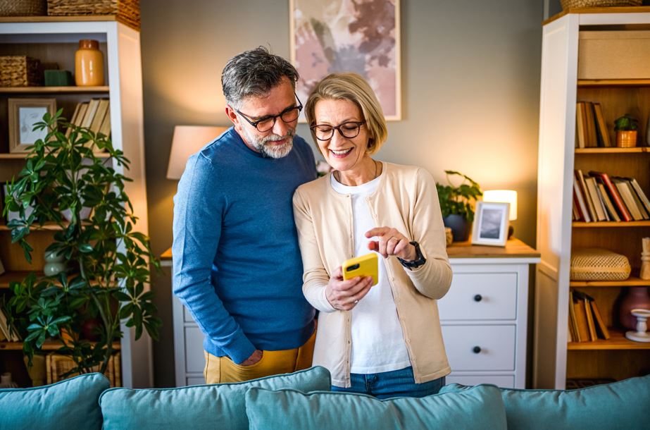 Ungur Íslendingur hefur áhyggjur af foreldrum sem eru að sökkva í gervigreindarfen – „Tengdamamma er svo enn verri“