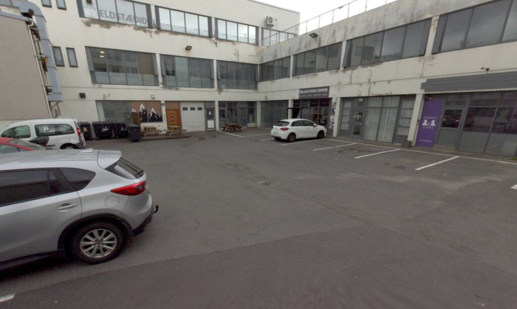 Ákærður eftir að hafa tekið við dularfullri tösku á bílastæði á Nýbýlavegi