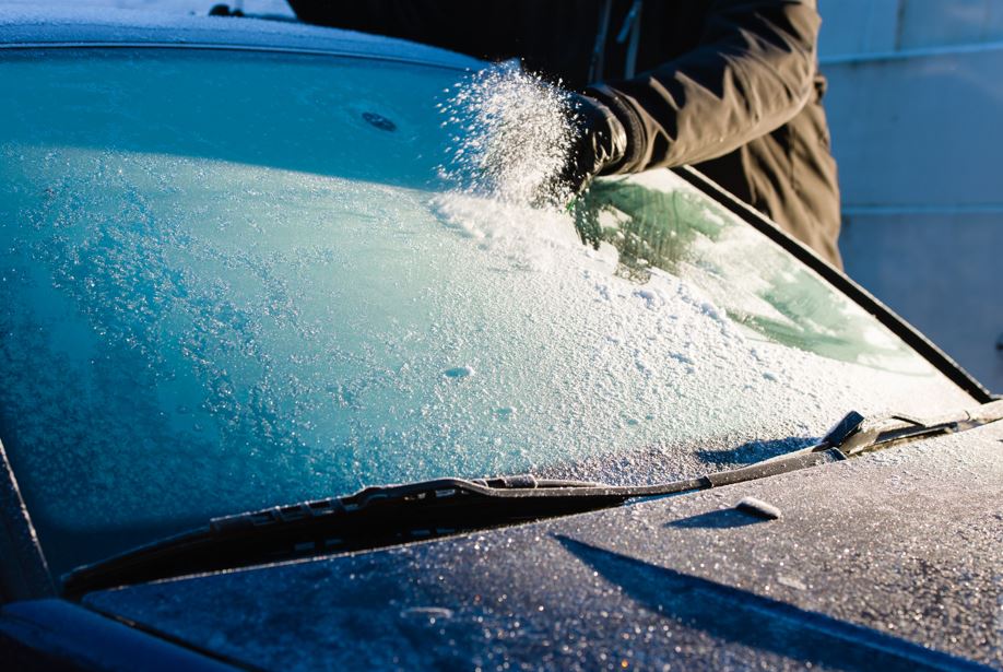 Fimm góðar aðferðir til að koma í veg fyrir ísingu á bílrúðum – „Vodka er fullkominn til afísunar“