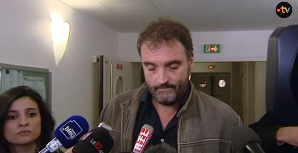 „Þú ert Dauði læknir, eitrari, morðingi. Þú ert smánarblettur læknastéttarinnar“