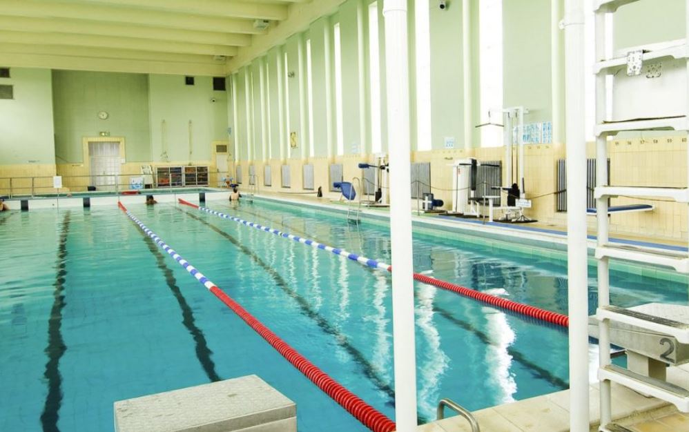 Fór inn í kvennabúningsklefa í Sundhöllinni og handlék kynfæri sín fyrir framan stúlku í sturtu