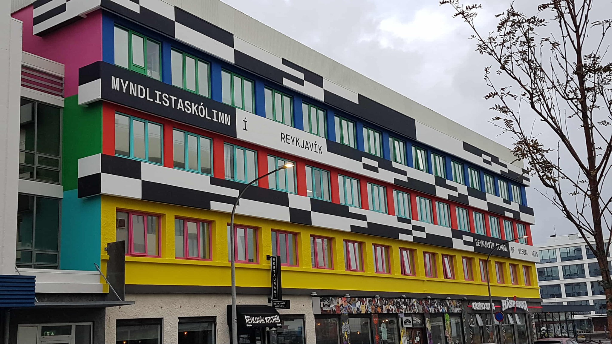 Fyrirspurn um stæði fyrir hreyfihamlaða við skólann hafnað