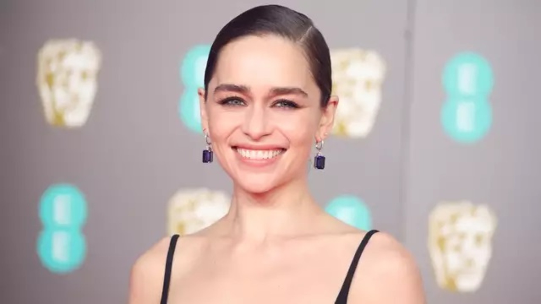 Braut rifbein við tökur á kynlífssenum með þremur körlum