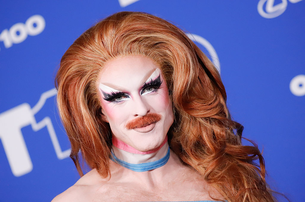 Útivistarfyrirtæki stefnir dragdrottningu