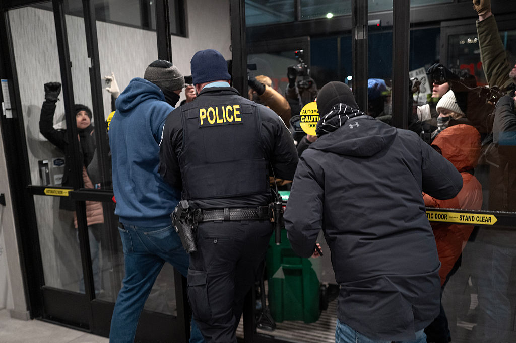 Allt á suðupunkti í Minnesota: Mótmælendur sátu fyrir ICE-liðum fyrir utan hótel í gærkvöldi