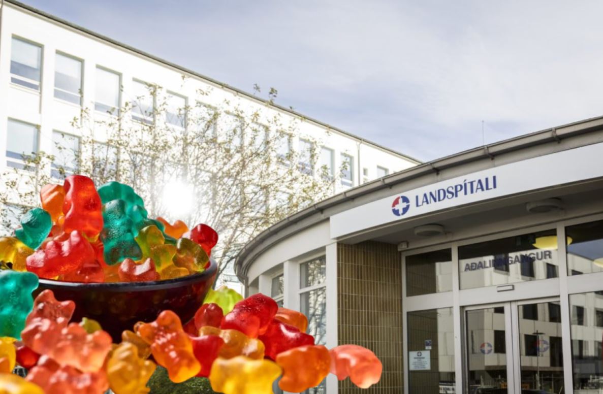 Svarar til saka – Stofnaði barni í lífshættu með því að skilja hlaupbangsa eftir á glámbekk