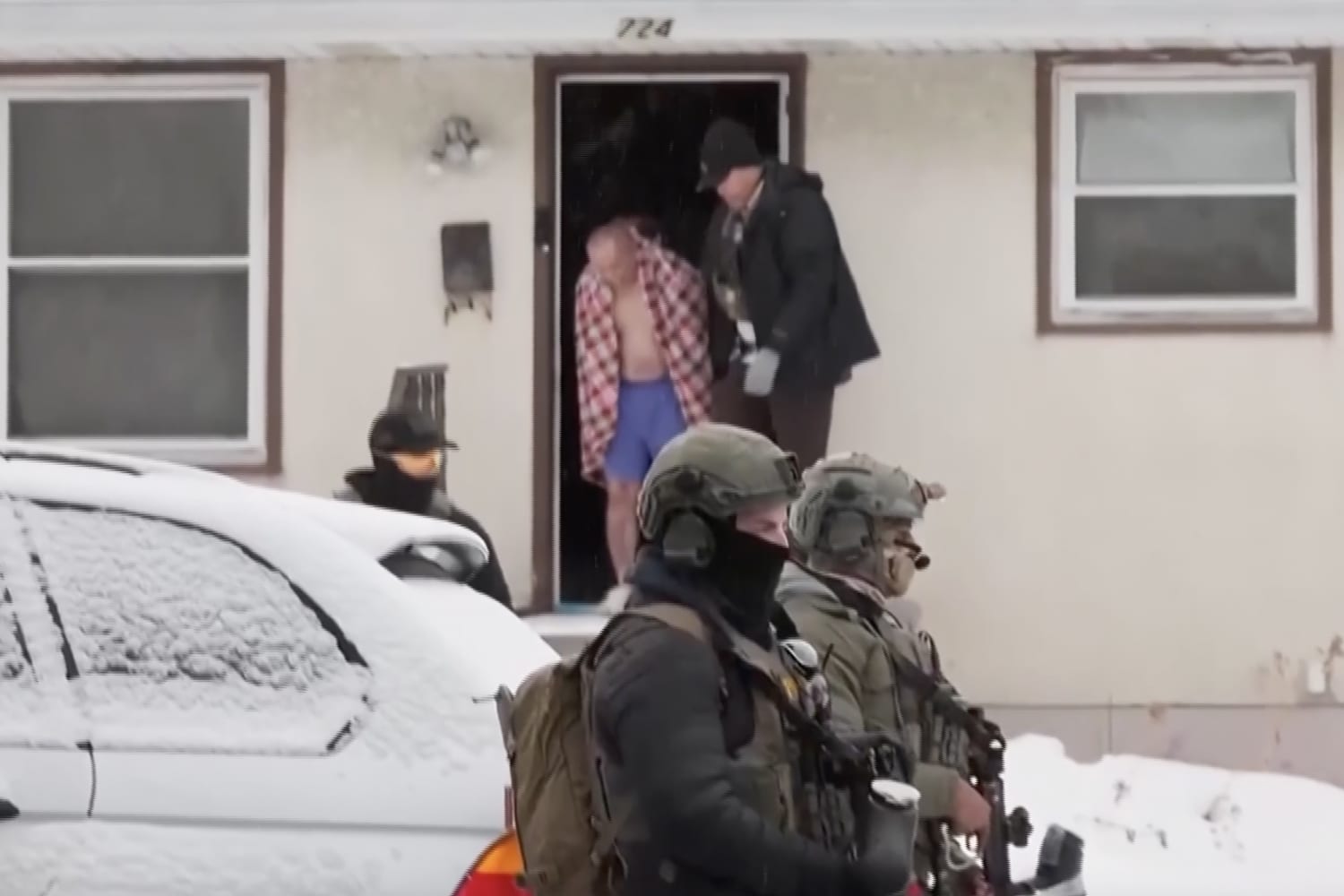 ICE ruddist inn á heimili bandarísks ríkisborgara – Leiddur út á nærbuxunum á meðan afabarnið hágrét