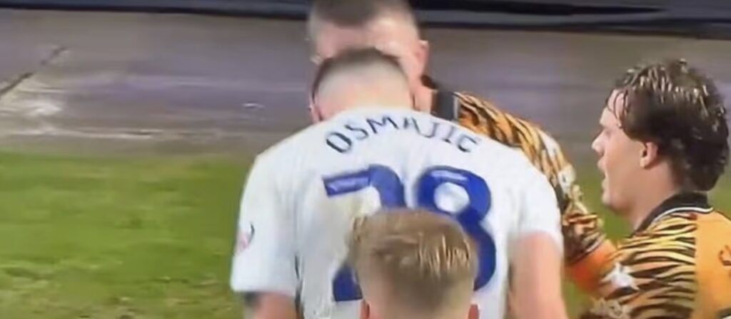 Mesti ólátabelgur enska boltans í tómum vandræðum – Var að koma úr löngu banni og ákvað þá að skalla mann