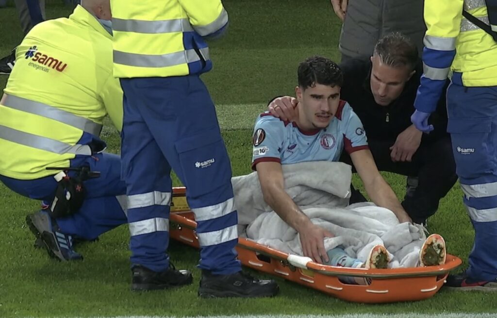 Hræðileg stund hjá Van Persie fjölskyldunni – Sonurinn borin af velli alvarlega meiddur