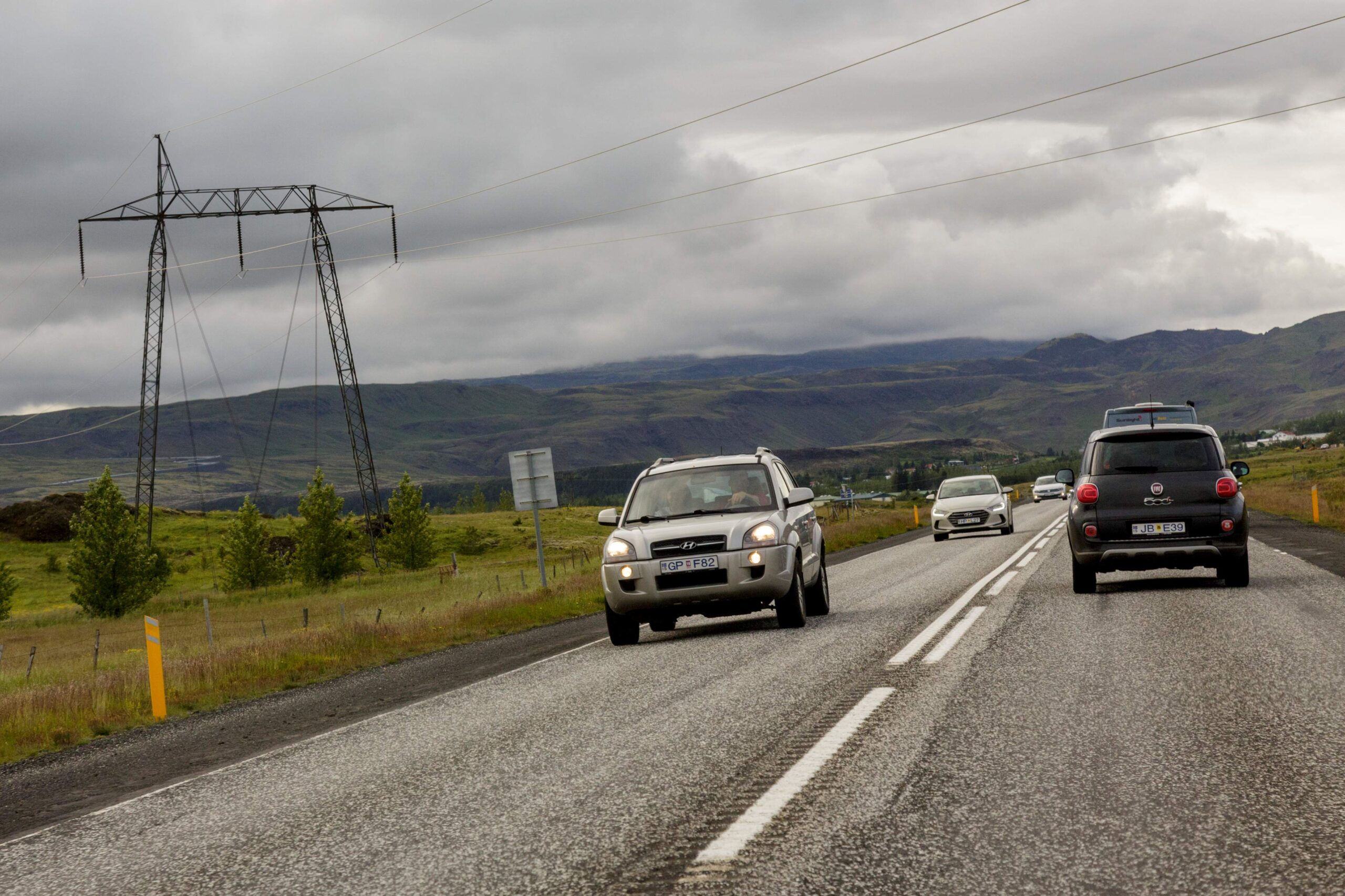 Suðurlandsvegur lokaður í báðar áttir vegna umferðarslyss