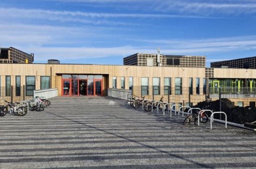 Segir bæjarstjóra víkja sér undan því að svara fyrir hrakningasögu Barnaskóla Kársness