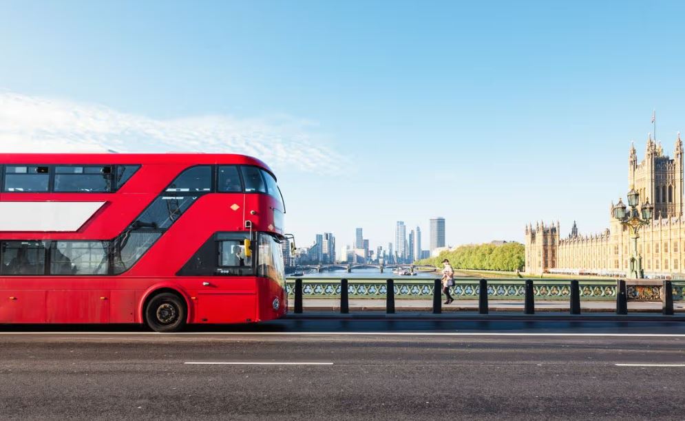 Strætisvagnastjóri sem kom farþega til hjálpar rekinn fyrir að kýla þjóf