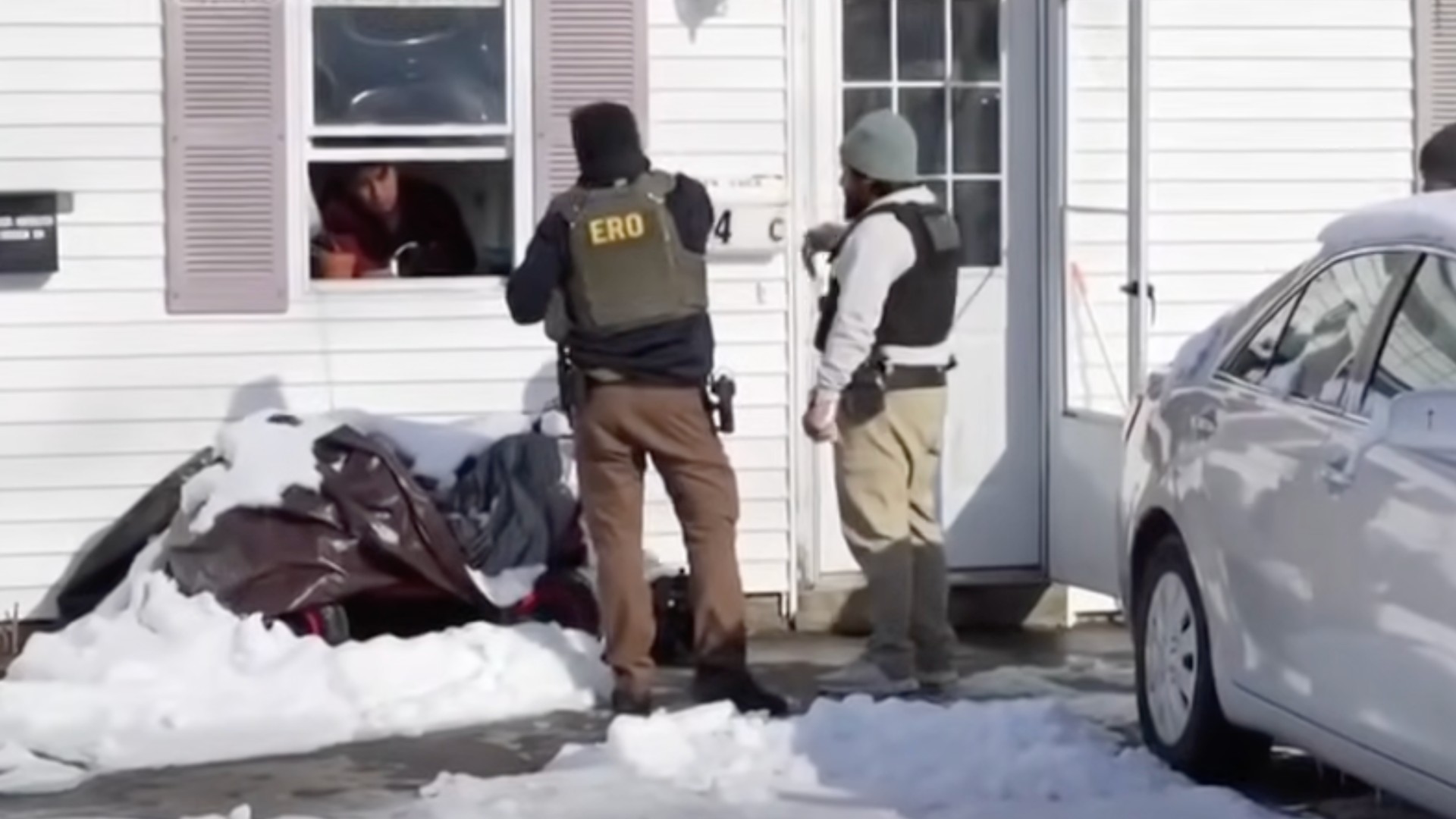 Birti ógnvekjandi myndband af afskiptum ICE – „Við munum koma aftur og ná allri fjölskyldunni þinni“