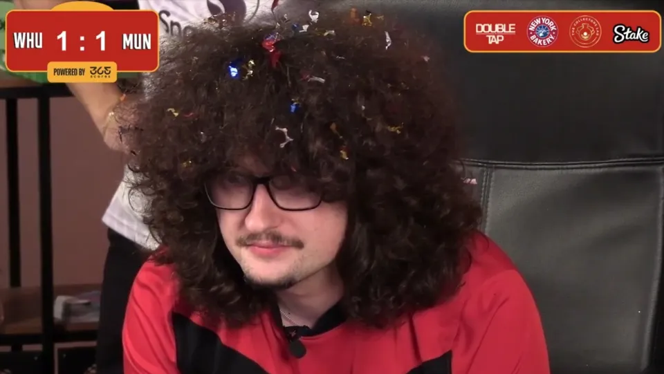 Sjáðu viðbrögð hins hárprúða stuðningsmanns þegar ljóst varð að draumurinn um klippingu myndi ekki rætast