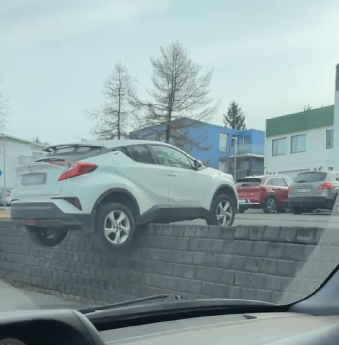 Ótrúlegt atvik í Kópavogi – Bíll hékk fram af brún