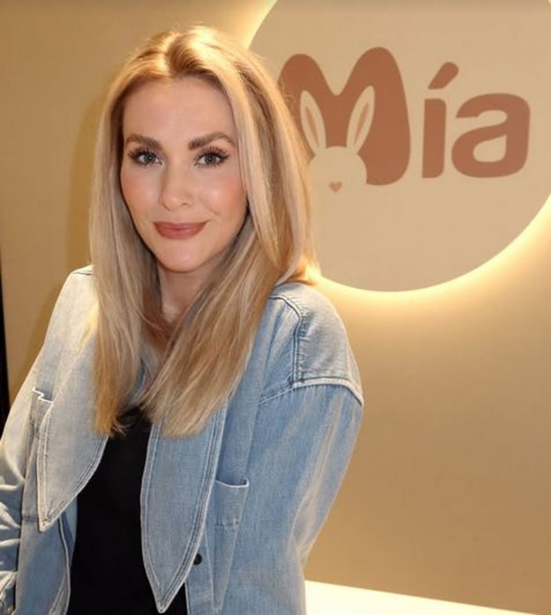 Alexandra Helga lokar Míu