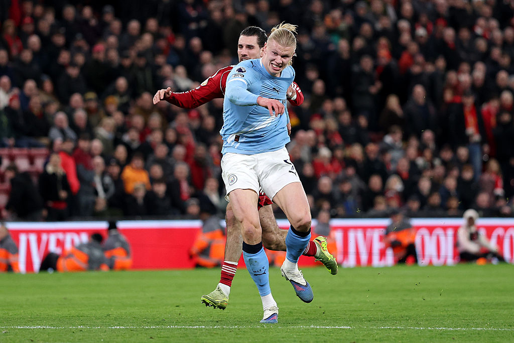 Gary Neville með kenningu um það sem gerðist á Anfield í gær