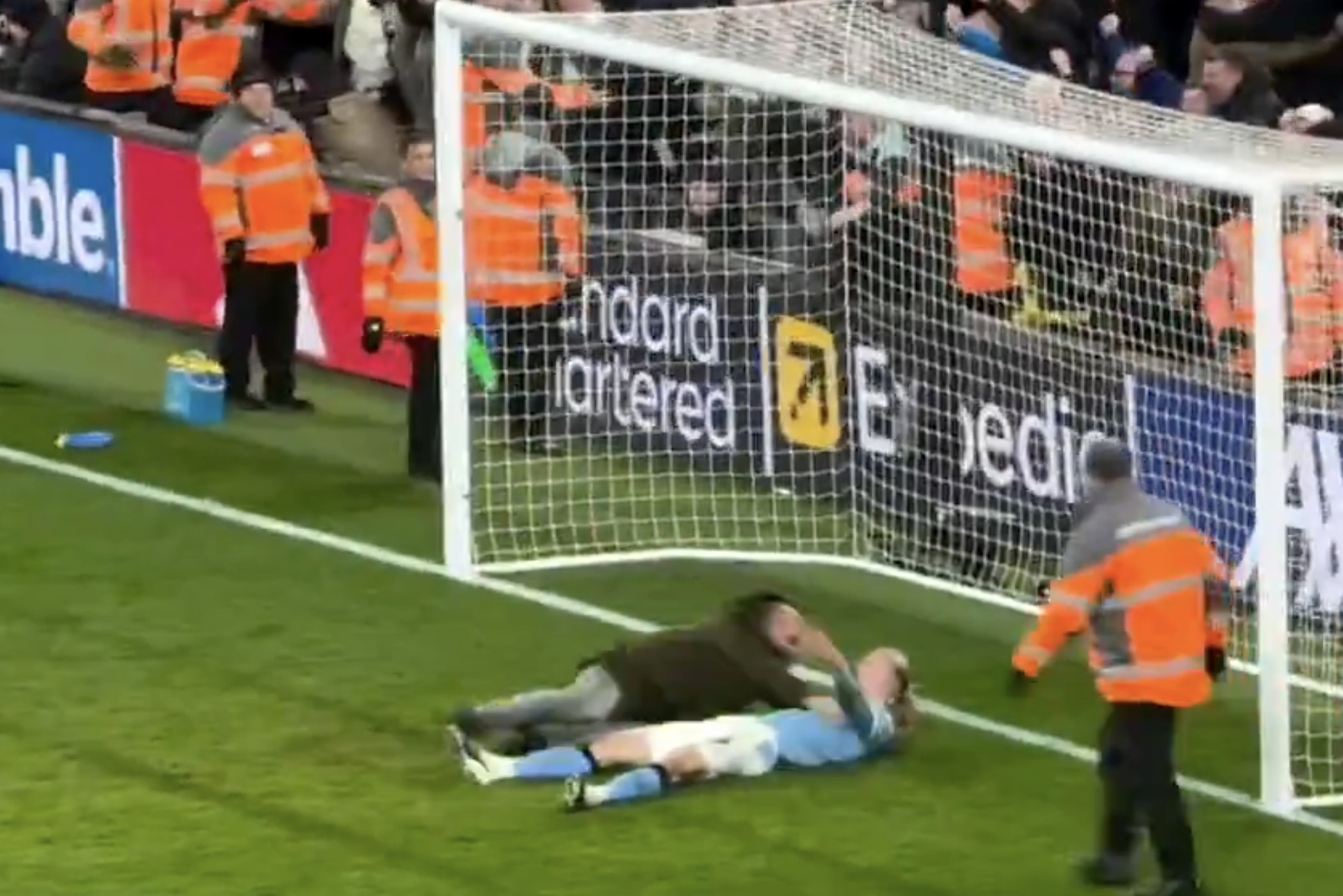 Kostulegt atvik frá Anfield sem flestir misstu af – Fær hann sekt?