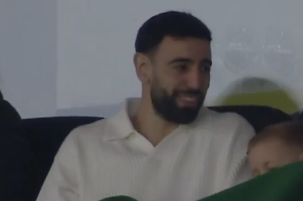 Á meðan Maguire baðaði sig á Íslandi skellti Bruno sér heim og vakti mikla athygli