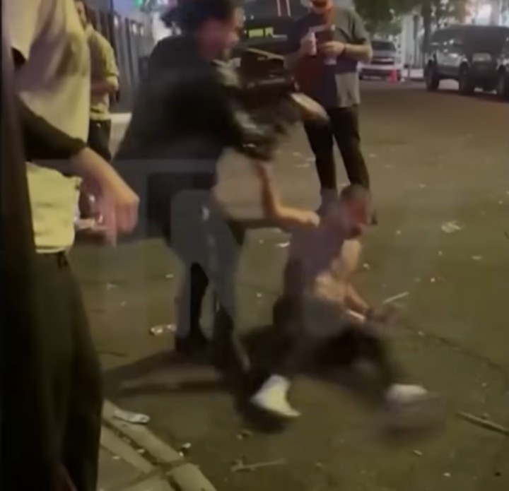 Myndband: Stórleikari gerði allt vitlaust – Skallaði mann og lenti í pínlegum áflogum