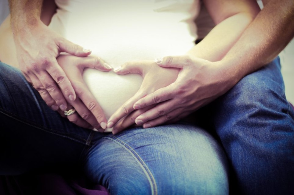 Plataði hóp ófrískra kvenna til að sýna á sér brjóstin