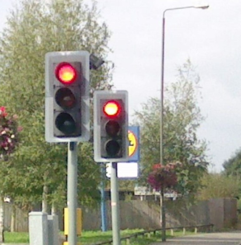 Á bíllinn að vera í D eða N þegar beðið er á rauðu ljósi?