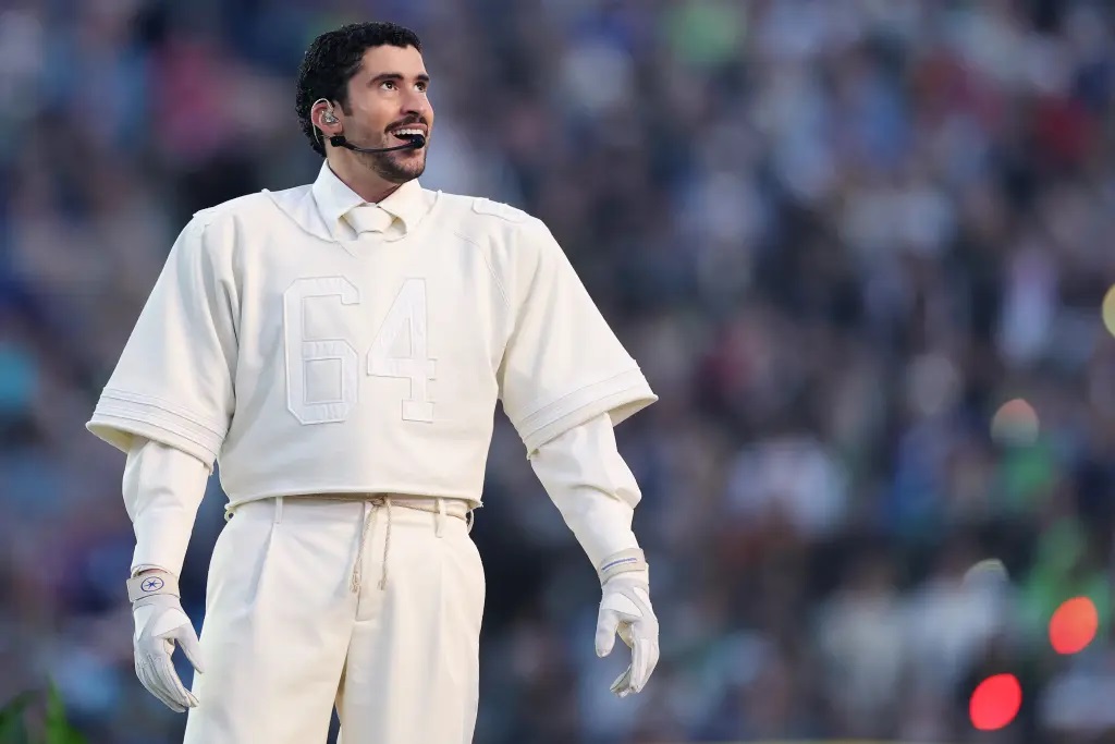 Bad Bunny útskýrir tilfinningalega merkingu hálfleiksútlits síns