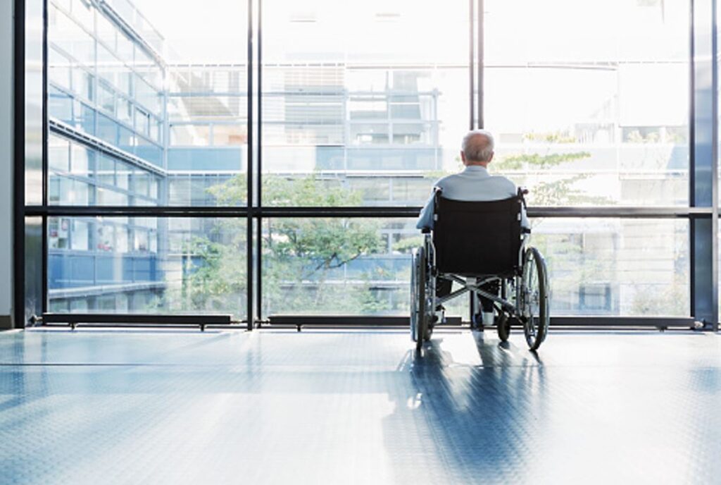 Starfskona á hjúkrunarheimili sakfelld fyrir að fróa langveikum manni