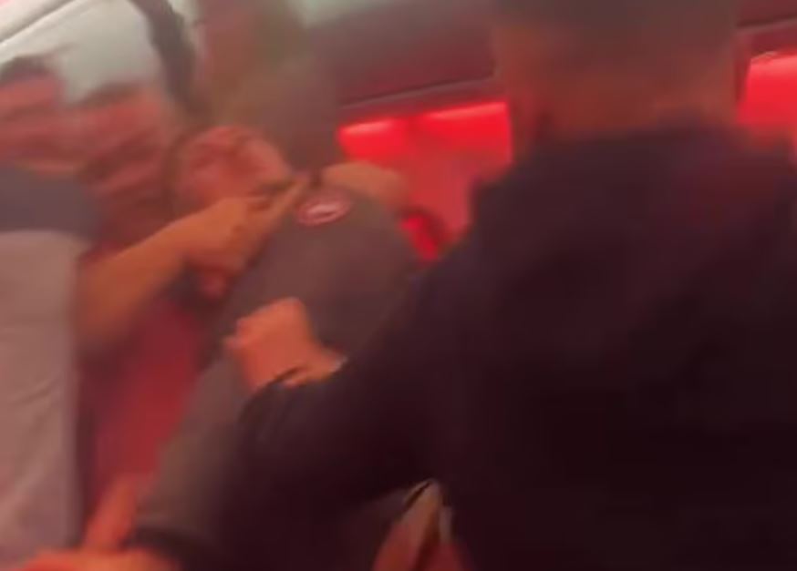 Myndband: Blóðug slagsmál brutust úr í farþegavél á leið til Manchester