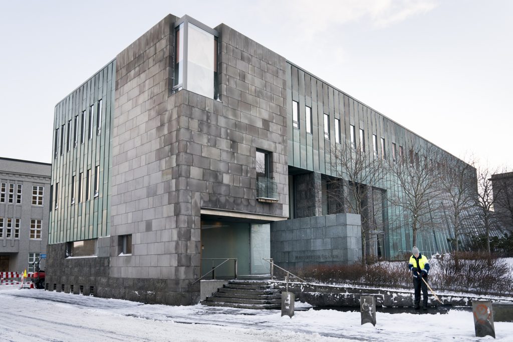 Gripinn í tvígang við akstur án réttinda og þarf nú að afplána 32 mánuði í fangelsi – Telur dóminn of þungan