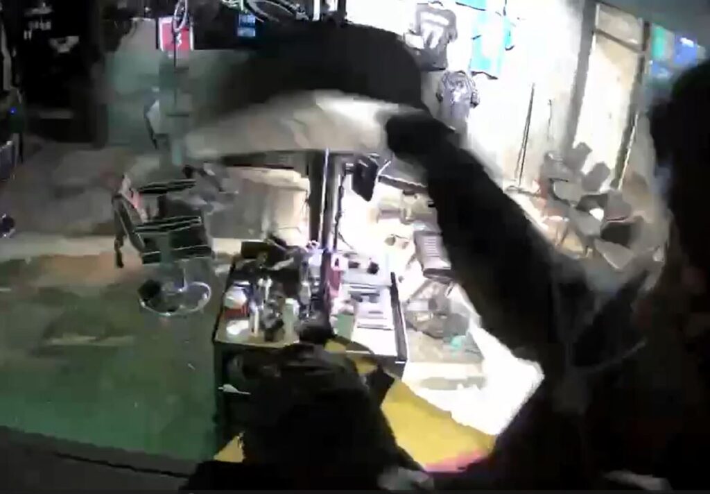 Myndband: Bíræfnir bófar brutust inn í hárgreiðslustofu í Breiðholti – Eigandi óskar eftir upplýsingum