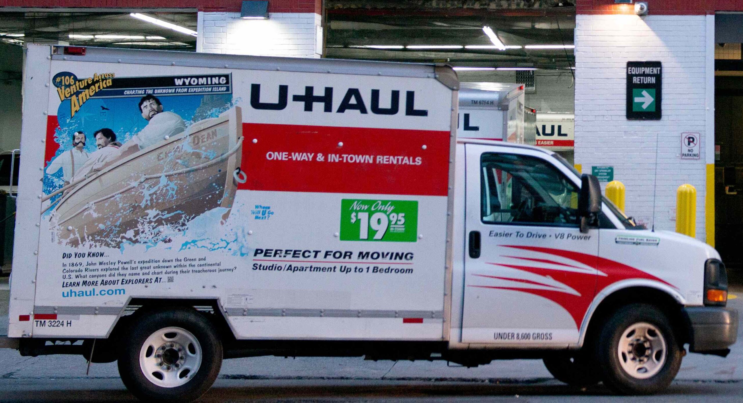 Ákærður fyrir að geyma dauða hvolpa og unga konu í flutningabíl