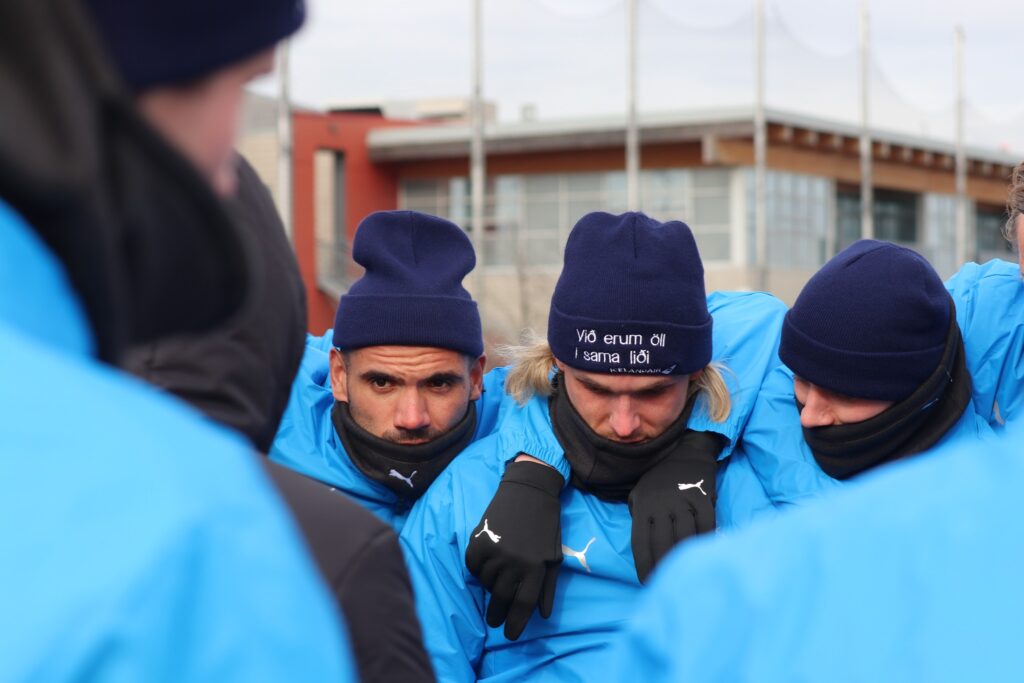 Strákarnir okkar léttir, ljúfir og kátir í kuldanum – Sjáðu frá æfingu liðsins